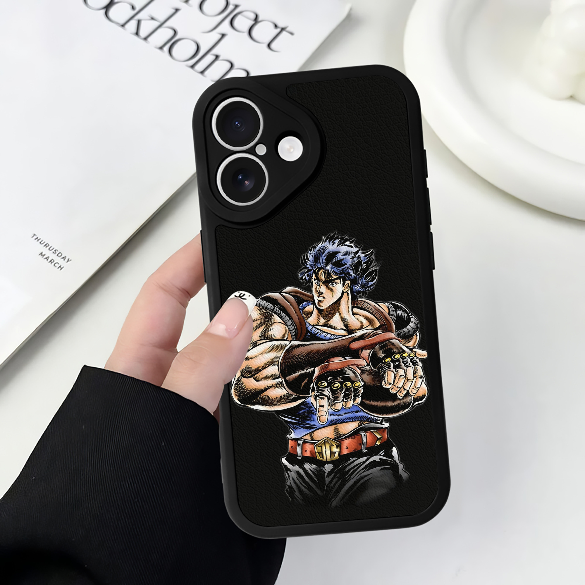 （画像用） ジョジョの奇妙な冒険 /ジョナサン?ジョースター JoJo's Bizarre Adventure Jonathan Joestar 【iPhone 16シリーズ対応】シリコンスマホケース（レザー調） 材質：シリコン